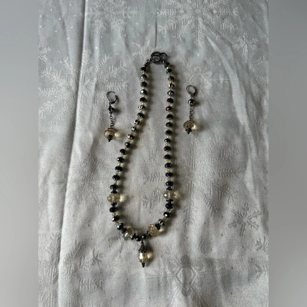 Elegant Beaded Necklace and earrings - Picture 2 of 7